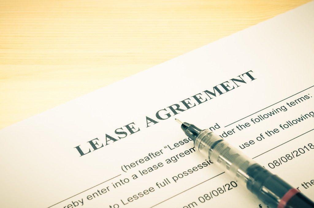 lease agreement contract sheet and brown pen at bottom
